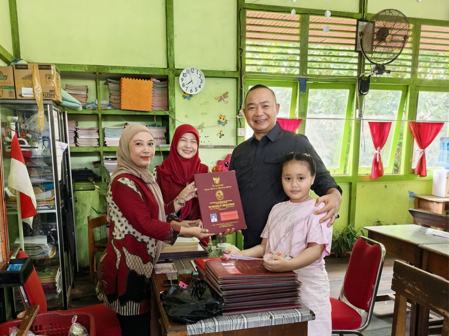 Ayah Mengambil Rapor, Sungguh Kehadiran Yang Bermakna Bagi Anak