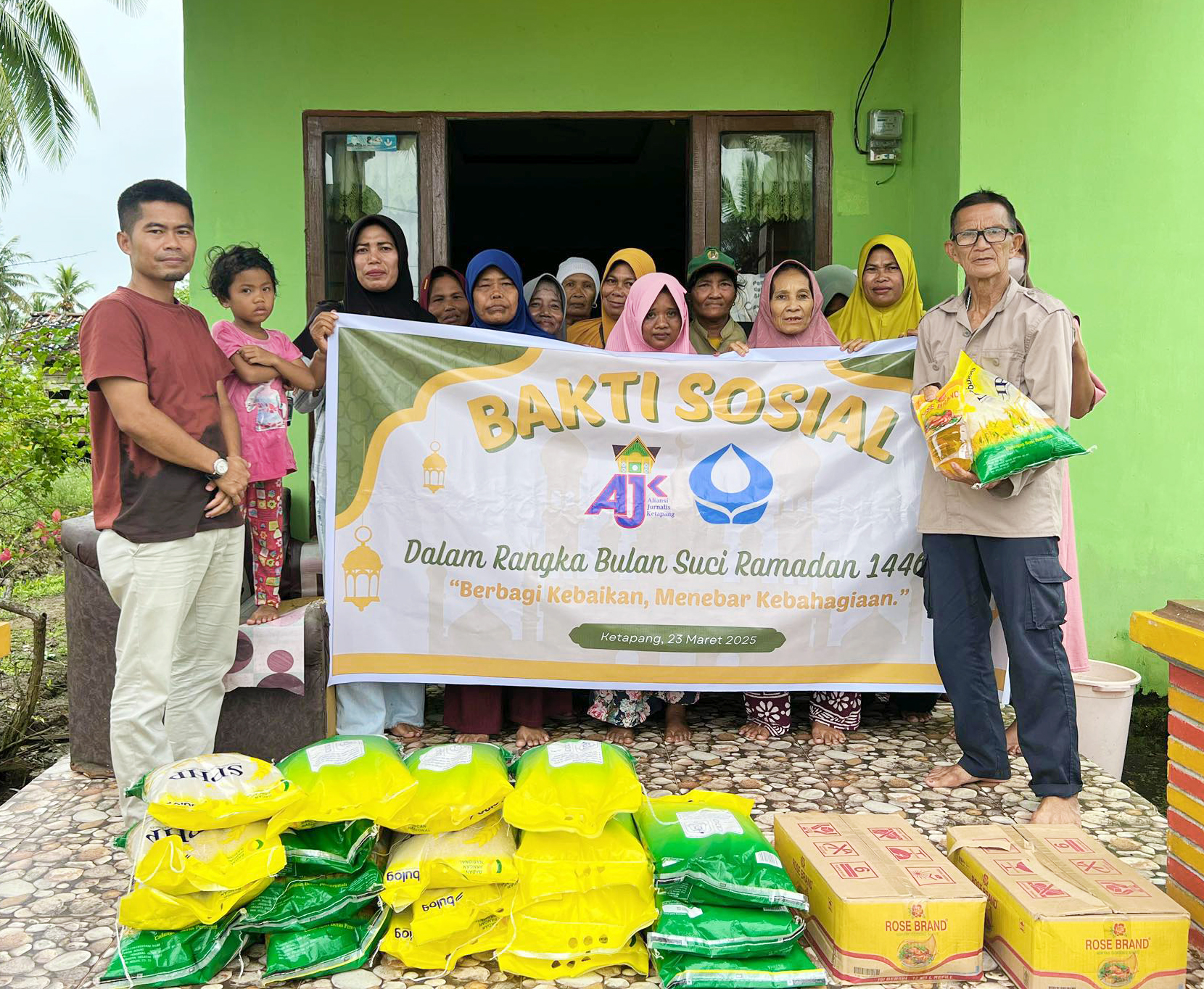Bendahara SIWO PWI Kalbar, Ahmad Sofi menyerahkan bantuan ke salah satu warga Desa Pelang. Foto: AJK