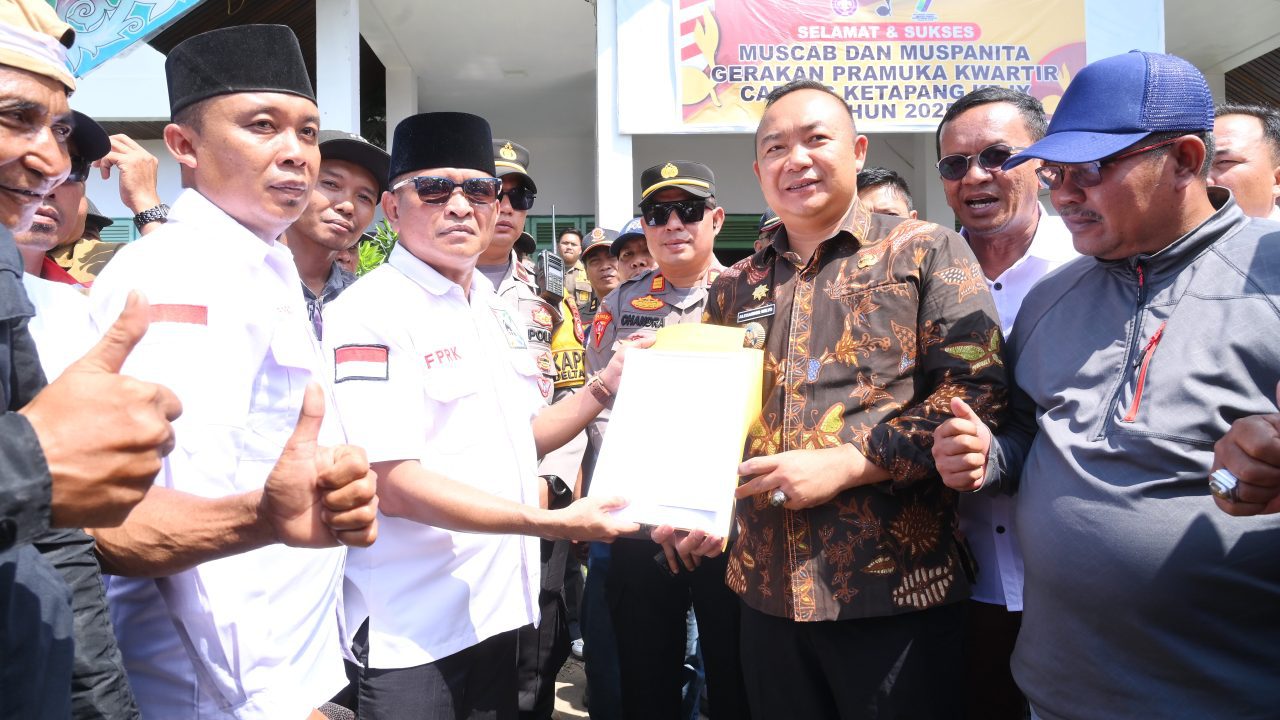 Bupati Ketapang Menemui Ratusan Massa, Dan Meminta Waktu Sepekan Untuk Evaluasi PT. PIG