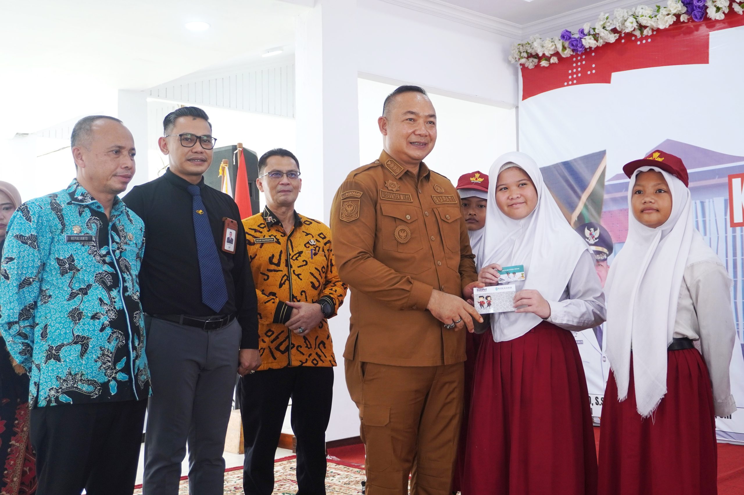 Secara Resmi Bupati ketapang Meluncurkan Seragam Gratis Hingga Kartu Ketapang Pintar