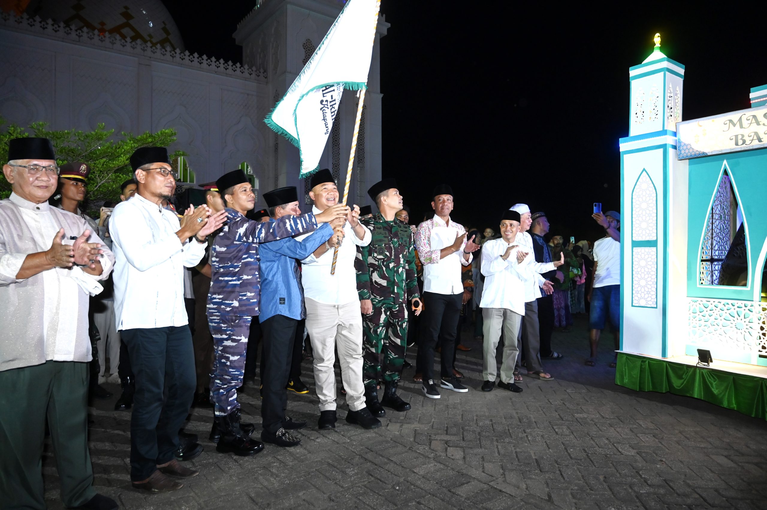 Bupati dan Wakil Bupati Ketapang Lepas Pawai Idul Fitri 1447 H, 36 Kendaraan Hias Meriahkan Malam Takbiran