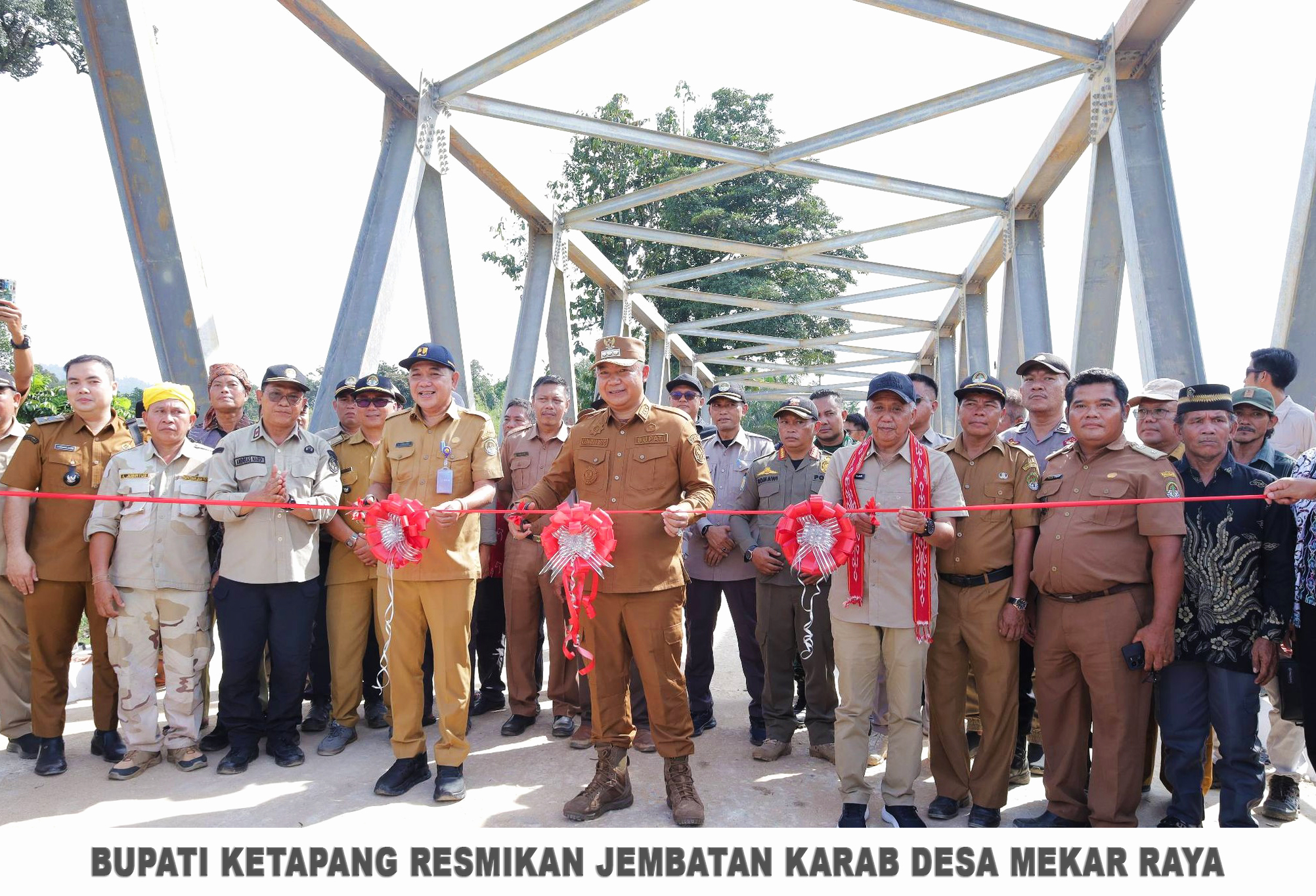 BUPATI KETAPANG RESMIKAN JEMBATAN KARAB DESA MEKAR RAYA