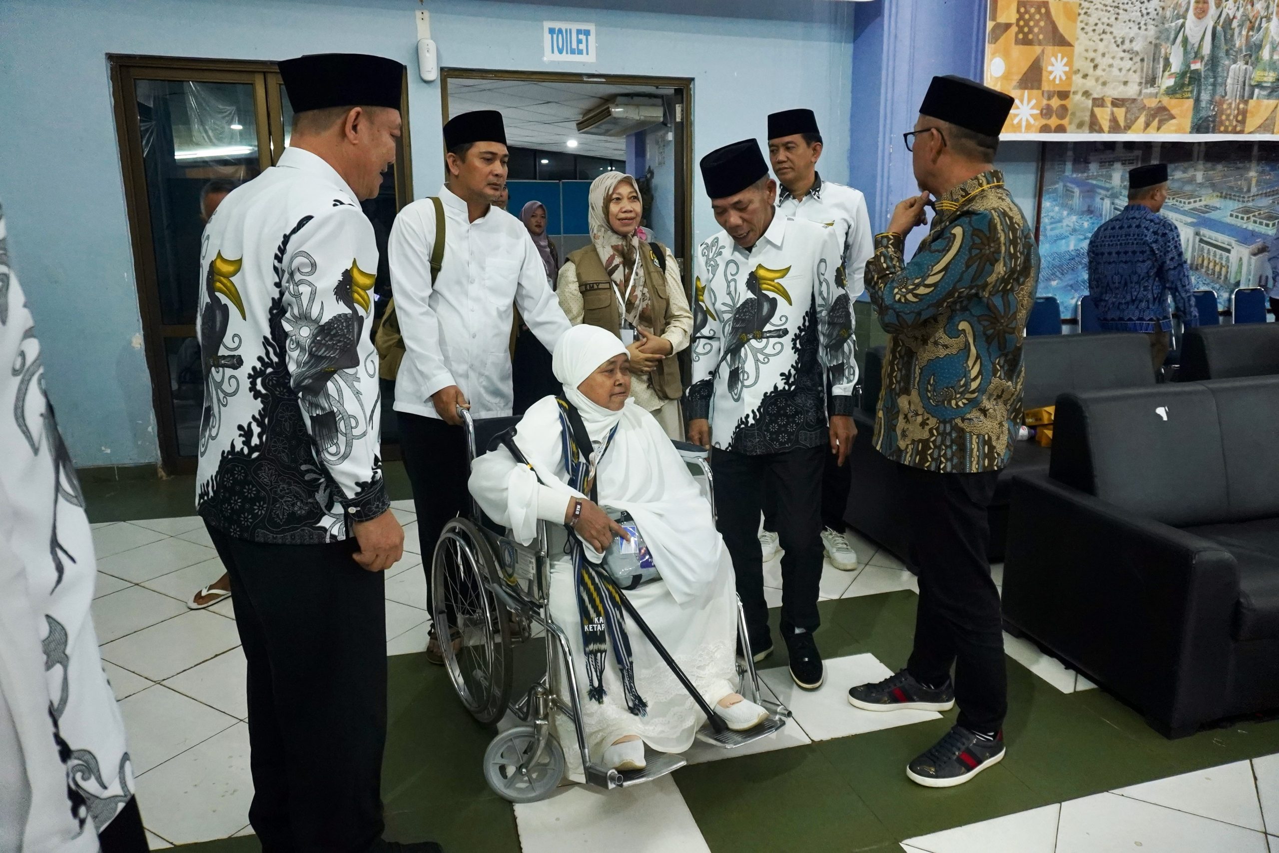 Wakil Bupati Ketapang, Jamhuri Amir, Mengantar langsung Calon Jamaah Haji Asal Kabupaten Ketapang menuju Mekkah di Embarkasi Batam