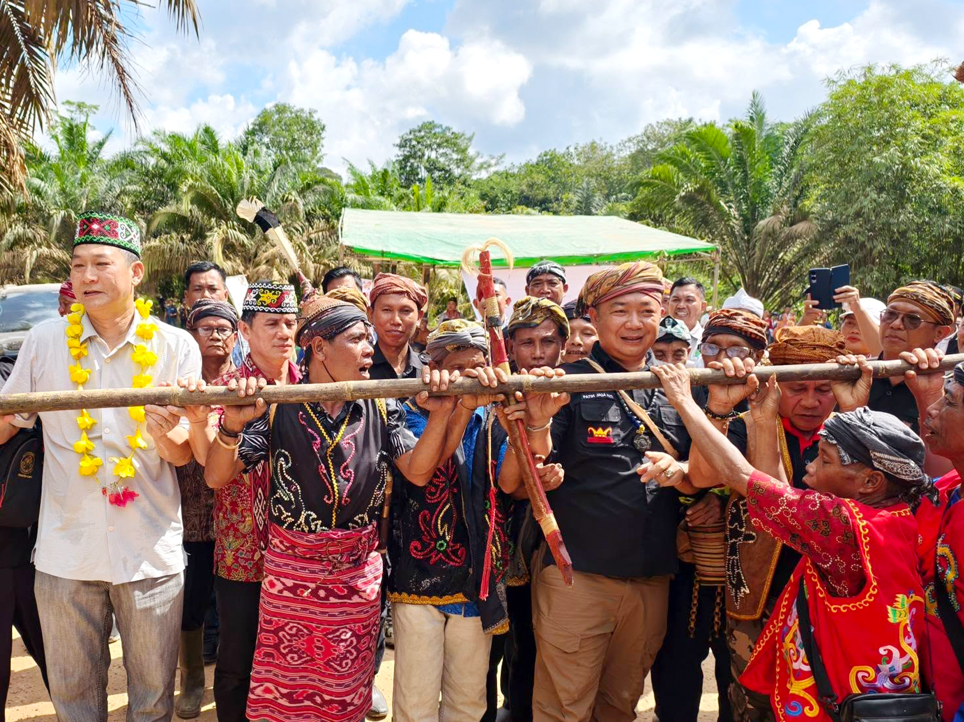 Bupati Ketapang Hadiri Ritual Adat Besar Buka Portal Damai di Jelai Hulu