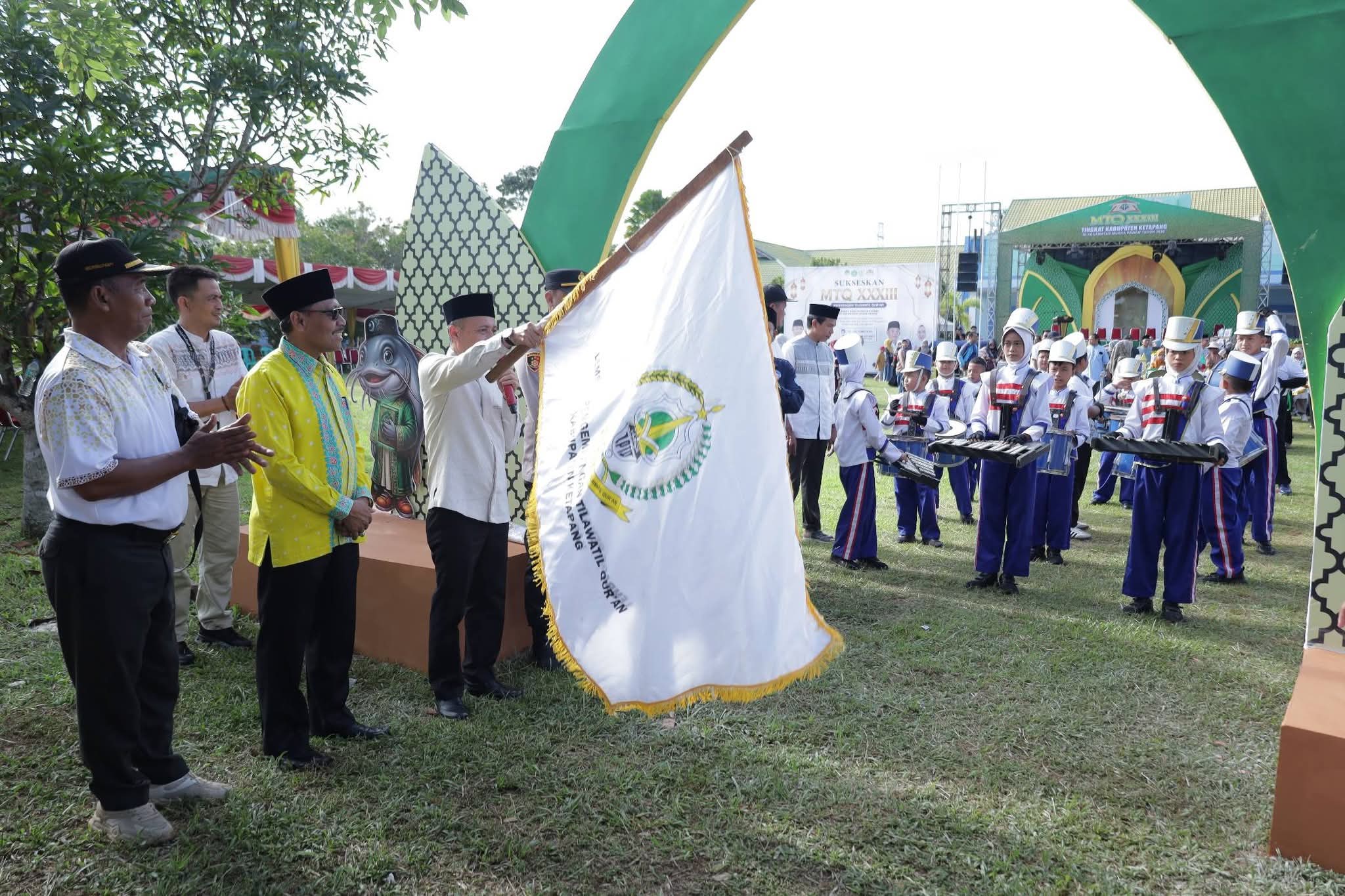 Sekda Ketapang Lepas Pawai Ta’aruf MTQ XXXIII, Ribuan Peserta Semarakkan Syiar Al-Qur’an di Muara Pawan