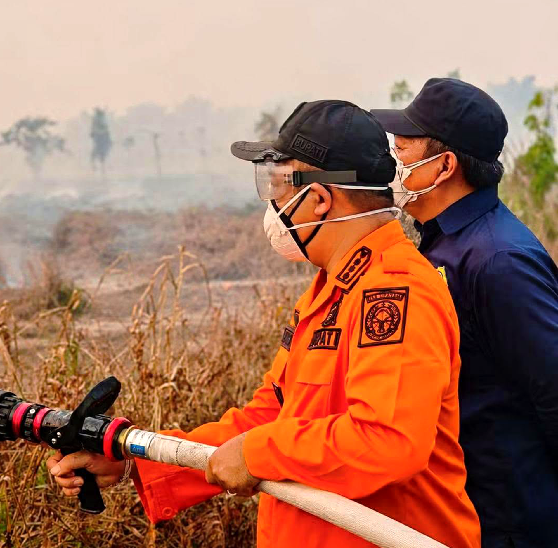 Bupati Ketapang Bersama Petugas dan Relawan Berjuang Padamkan Karhutla