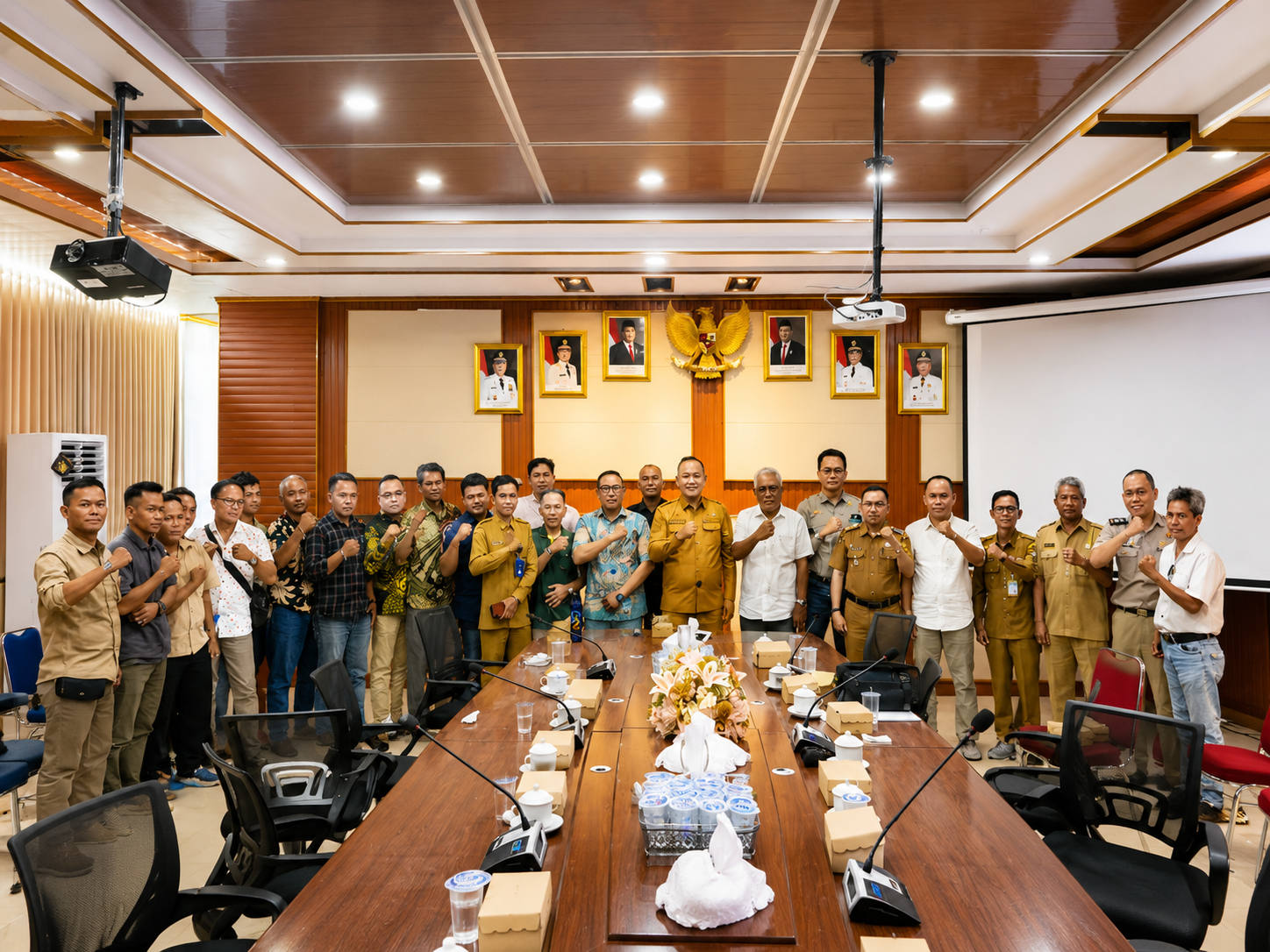 Bupati Ketapang Pimpin Rapat Mediasi Antara Kelompok Tani Penjurung Tapah Turus (PTT) Dengan PT Prakarsa Tani Sejati (PTS) di Ruang Rapat Kantor Bupati Ketapang
