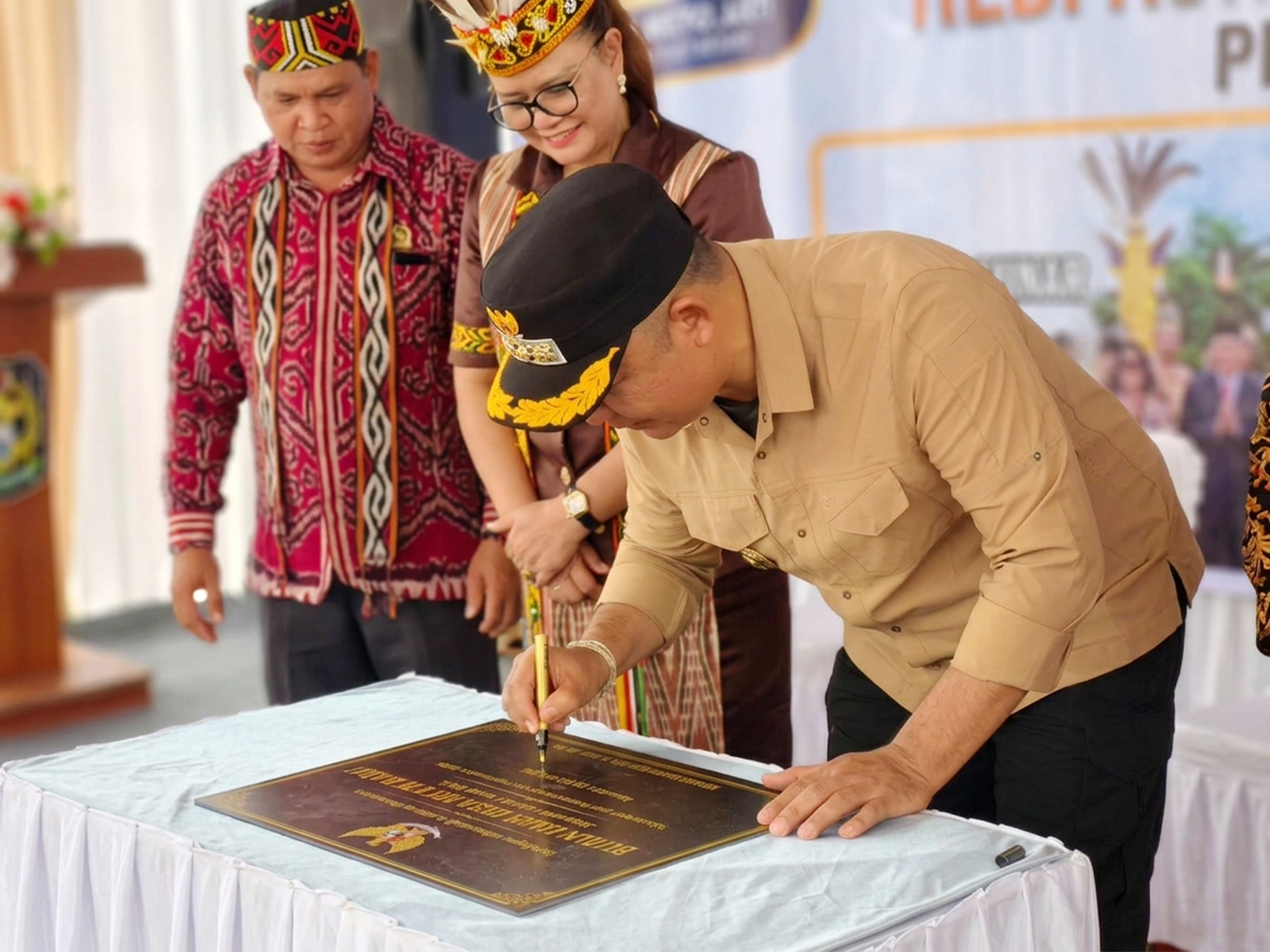 BUPATI KETAPANG RESMIKAN TAMAN DESA MEMBULUH BARU, LAUNCHING TRACING TBC TERINTEGRASI DAN LAYANAN KESEHATAN GRATIS