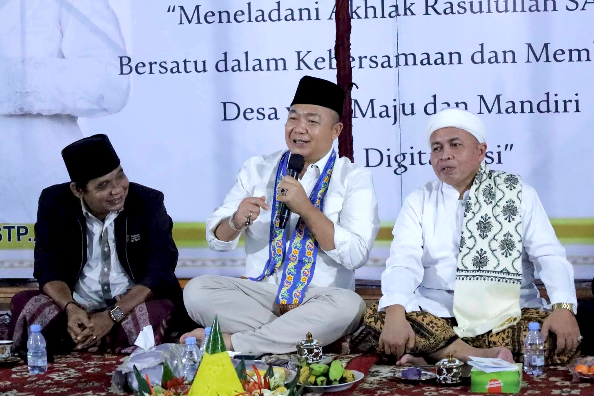 BUPATI KETAPANG HADIRI MAULID NABI DAN RESMIKAN KANTOR DESA SUKABARU DI TENGAH GUYURAN HUJAN