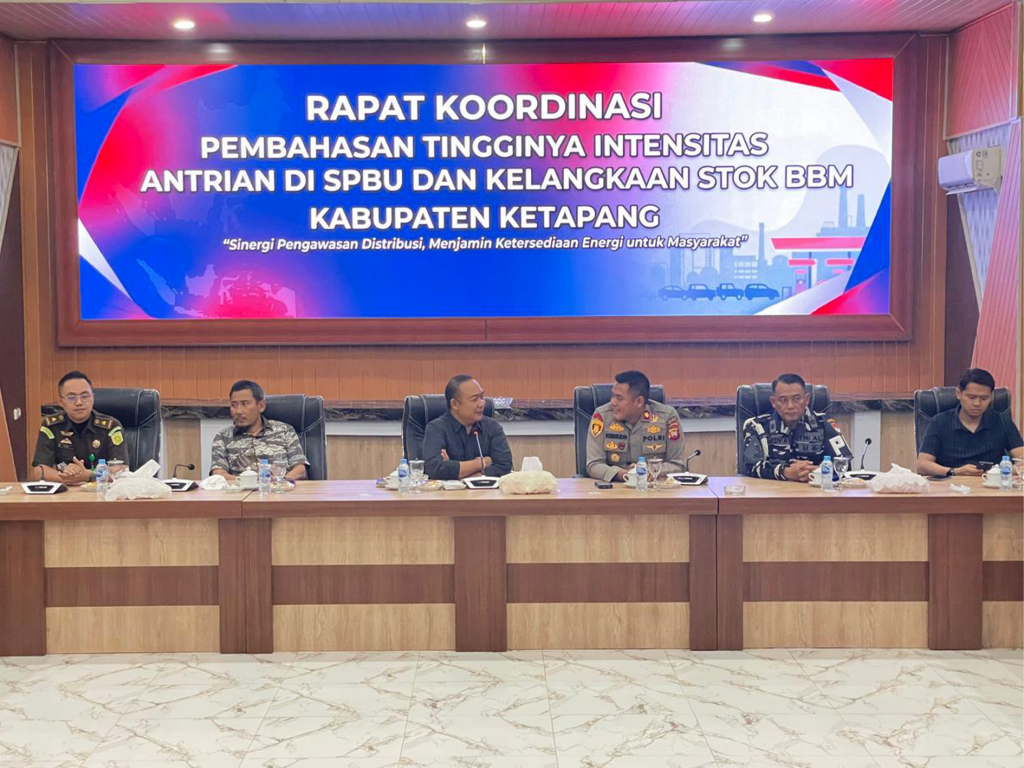 BUPATI KETAPANG TEGASKAN KEPENTINGAN MASYARAKAT JADI PRIORITAS DALAM PENANGANAN ANTREAN DAN KELANGKAAN BBM