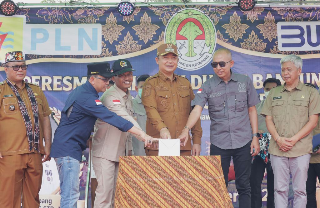 BUPATI RESMIKAN LISTRIK DUSUN BANGUNSARI DAN WONOSARI, TARGETKAN SELURUH DESA DAN DUSUN TERALIRI LISTRIK